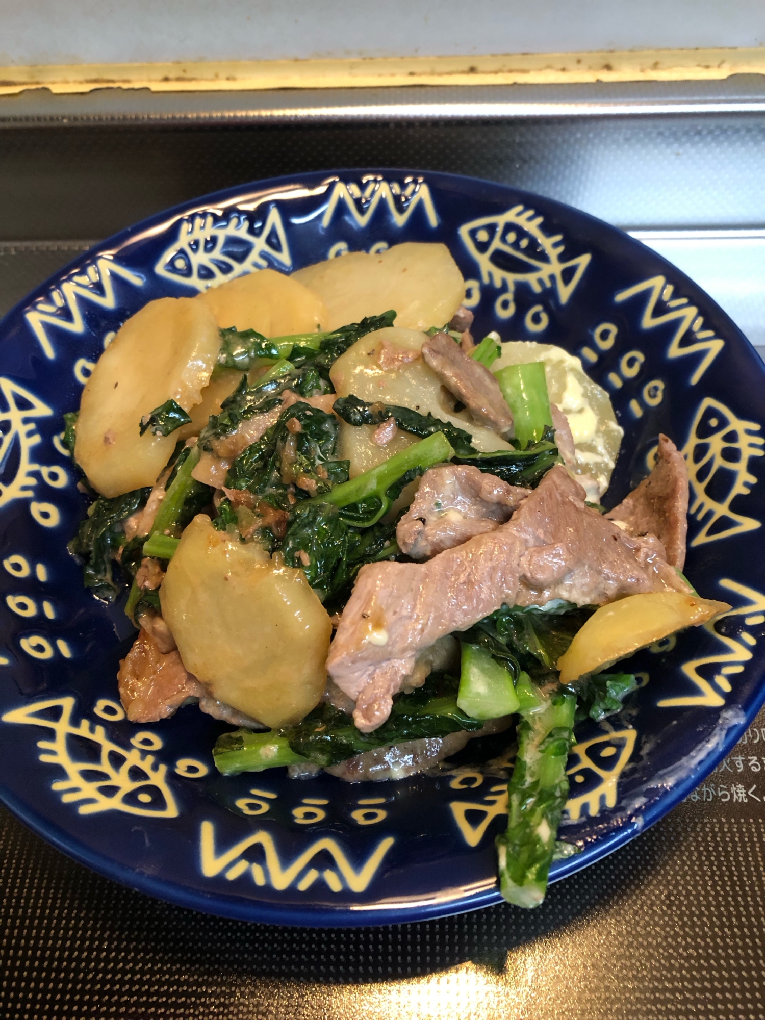 豚肉とジャガイモと大根の葉のオイマヨ炒め^_^