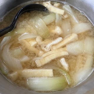 玉ねぎと油揚げのお味噌汁