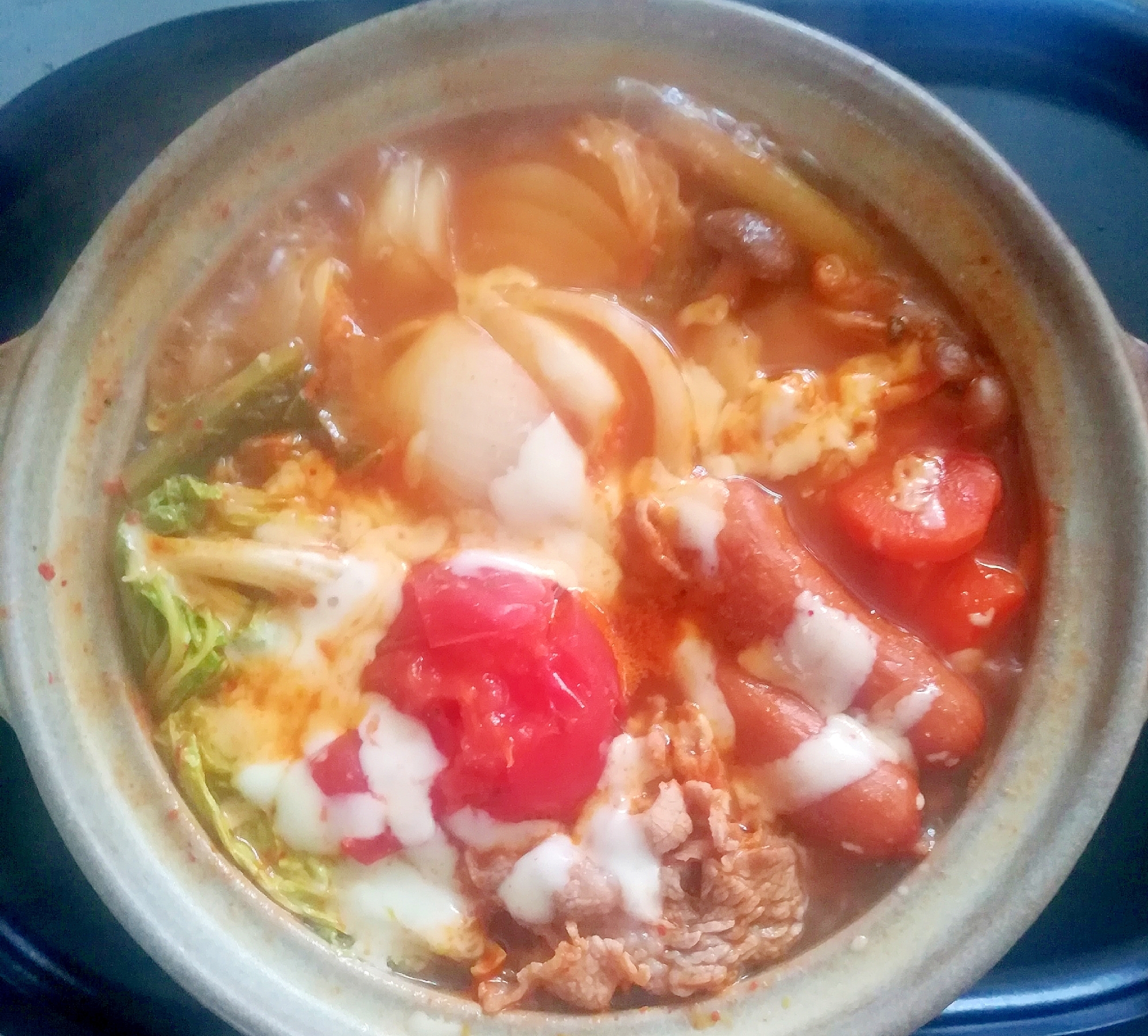 トマトまるごと1個☆キムチチーズ鍋で東のまるごと鍋