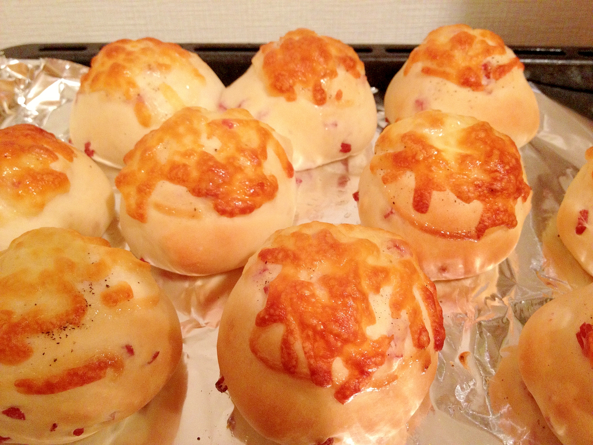 天板に並んだサラミとチーズのパン