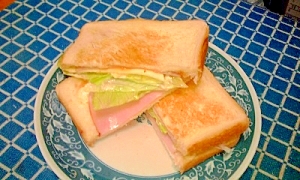 ジャーマンポテト・ハム・チーズのサンドイッチ