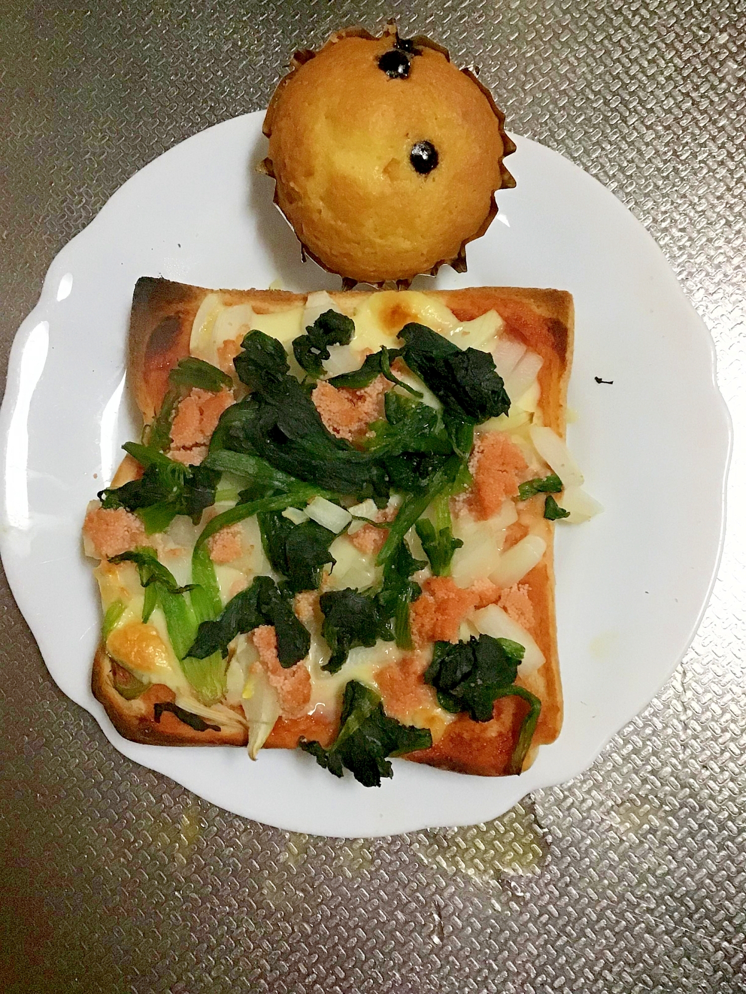 明太子とほうれん草と玉ねぎのピザトースト。