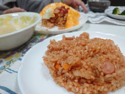 鶏肉がなかったので、ウインナーで♪今回は何故か失敗してしまったのですが、スープを足して炊き直したところ美味しく復活❢主婦としての経験値が上がりましたw