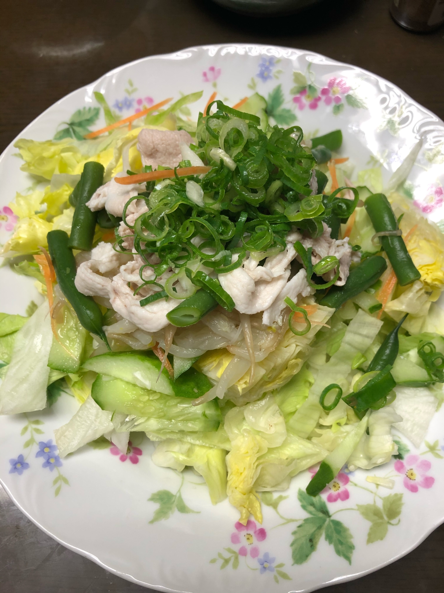 夏はサッパリ！野菜たっぷり冷しゃぶサラダ