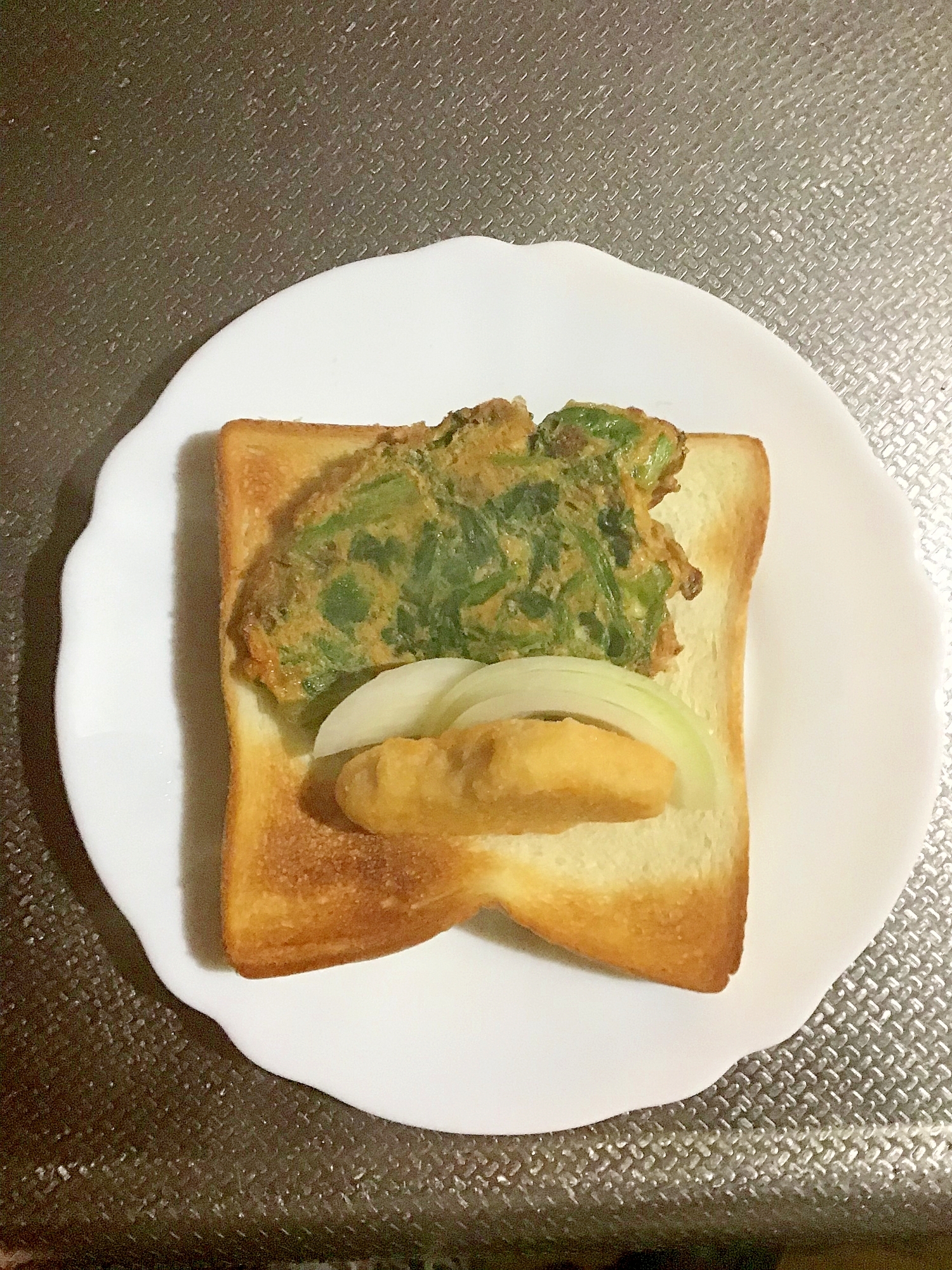 ほうれん草入り玉子焼きとナゲットの食パンサンド。