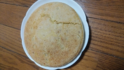 型が無かったので丸型です。
バナナ入れてみました。
パサつきなくしっとりケーキでした。