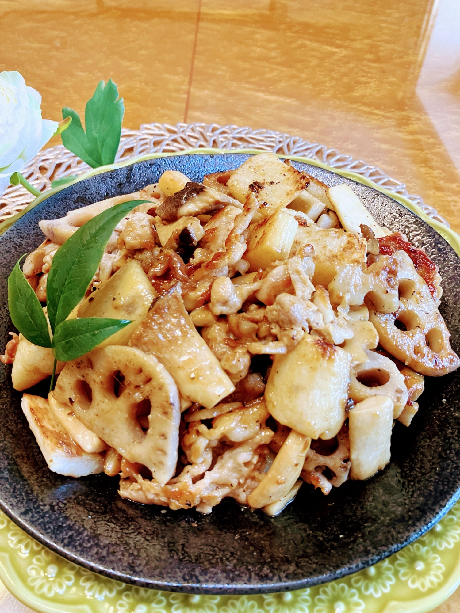 美味し〜い❣️豚肉とレンコンのバターじょうゆ炒め