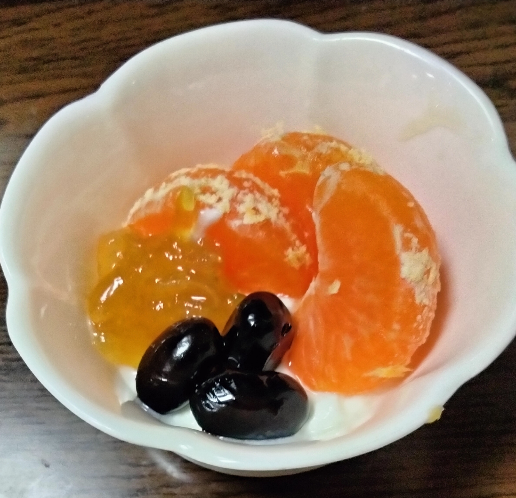 今日のヨーグルト♡みかん&黒豆 柚子ジャム添えて
