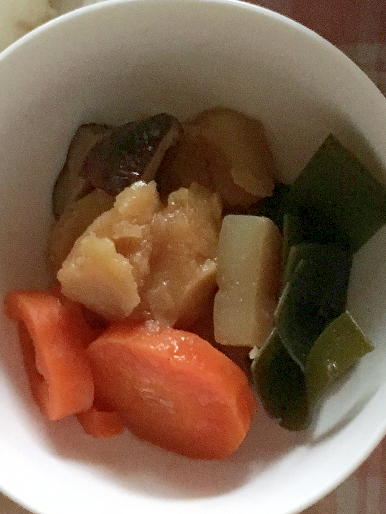 じゃがいも、椎茸、にんじん、昆布、蒟蒻の煮物