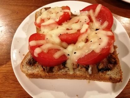 ここなっつんさん♡鰯なくて、鯖缶です♪私はいつも鯖缶トースト食べてて、今日はここなっつんさん風に、いつもよりブラックペッパー＋トマト増し増しにしました♡