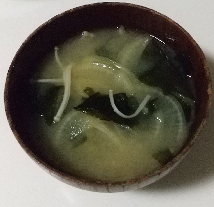 大根のお味噌汁大好きです♥️( ﾟДﾟ)ｳﾏｰ
野菜たっぷりなので、体にも良さそうですね♪(*´∇｀)
野菜沢山だと野菜の甘みも有ってとても美味しくなりますね♪