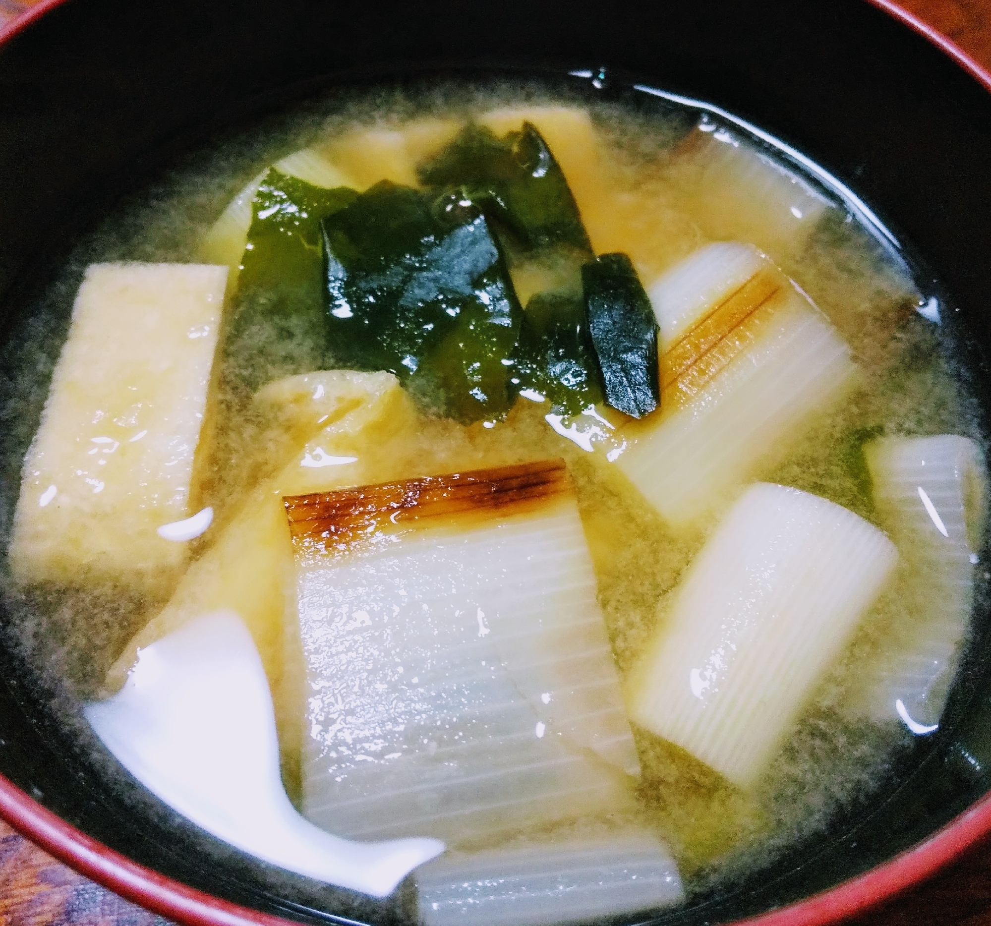 焼きネギ、油揚げ、わかめの味噌汁