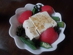 豆腐とおくらワカメトマトの紫蘇風味サラダ