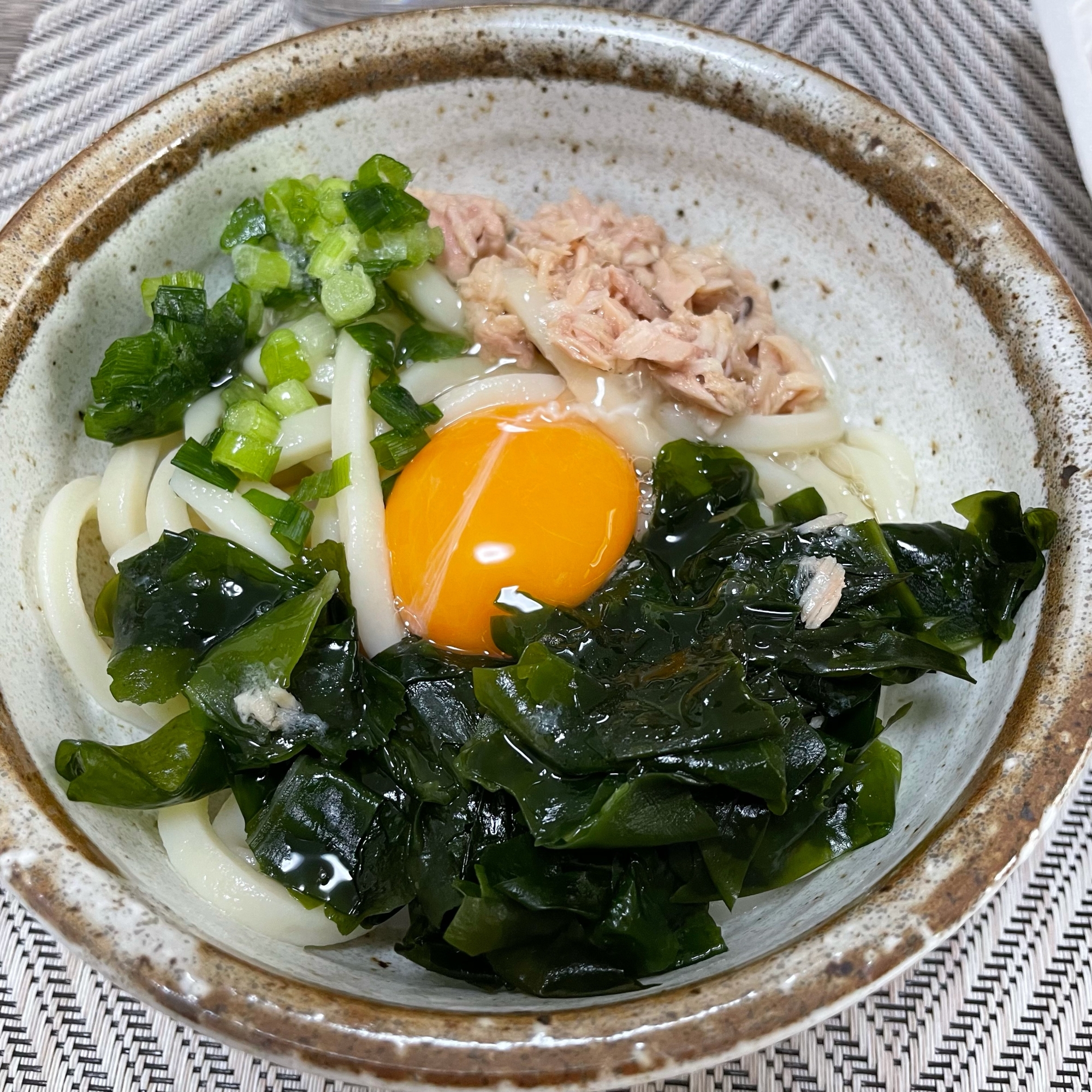 夏にぴったり！ぶっかけツナ月見うどん