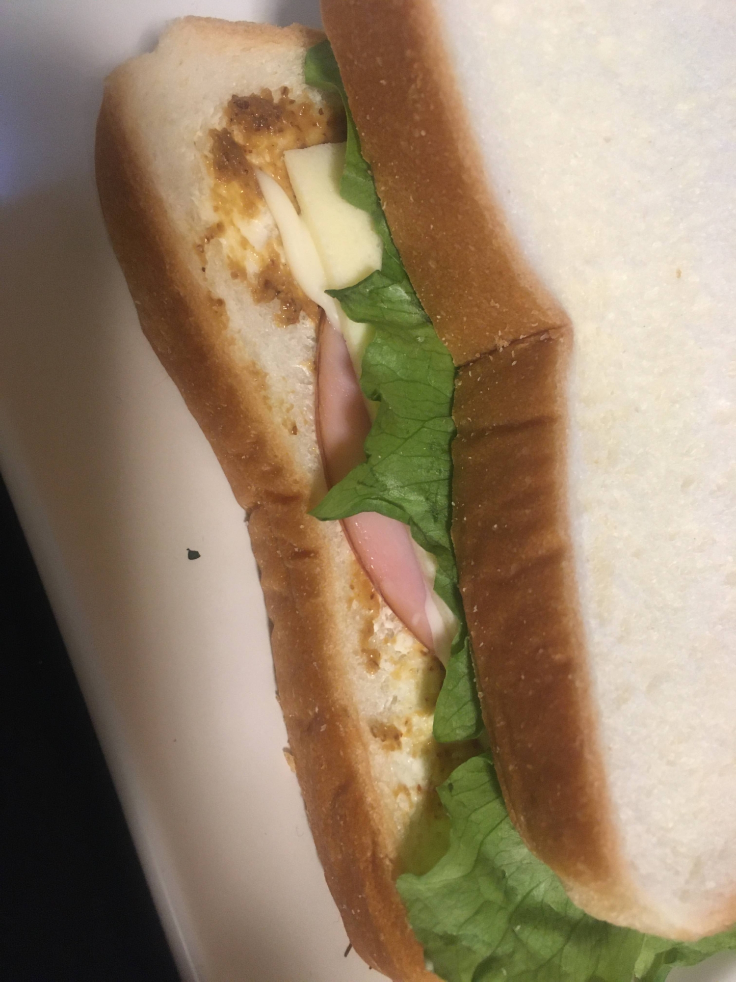 ハムチーズレタスのサンドイッチ