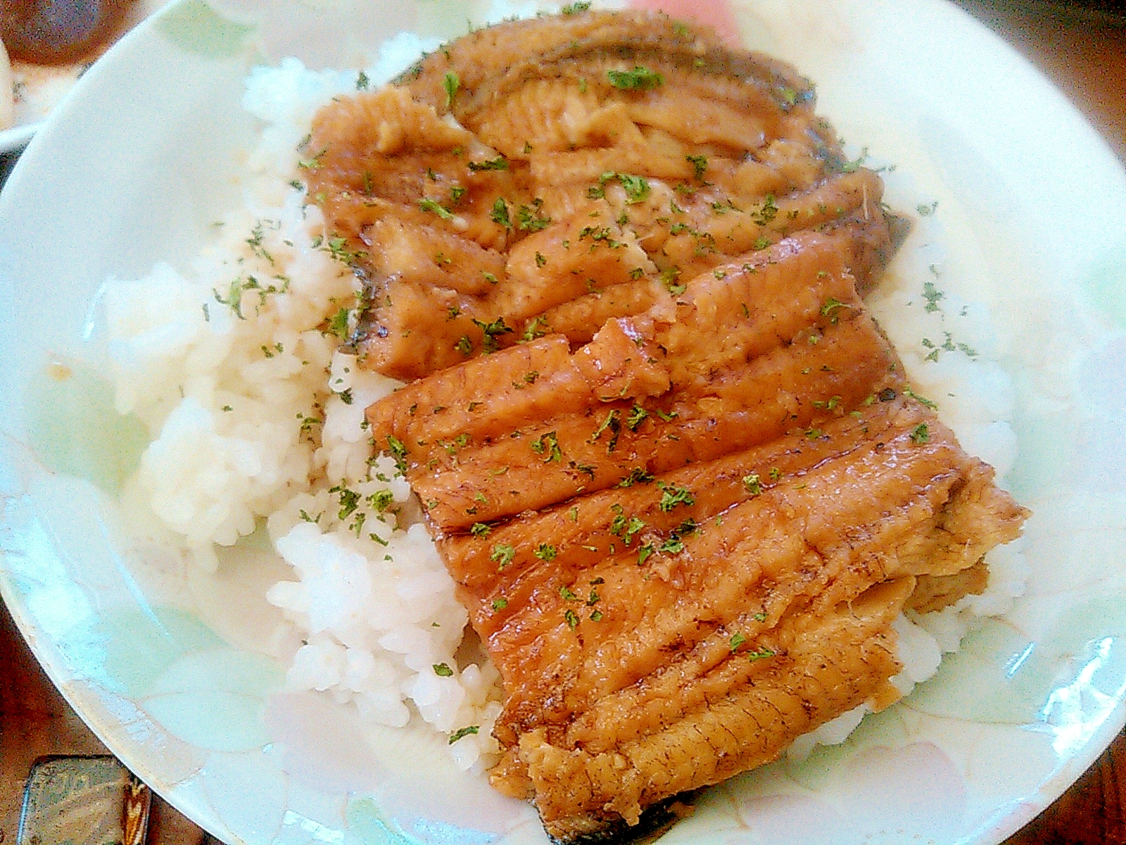 パセリ香る醤油が利いた鰻丼