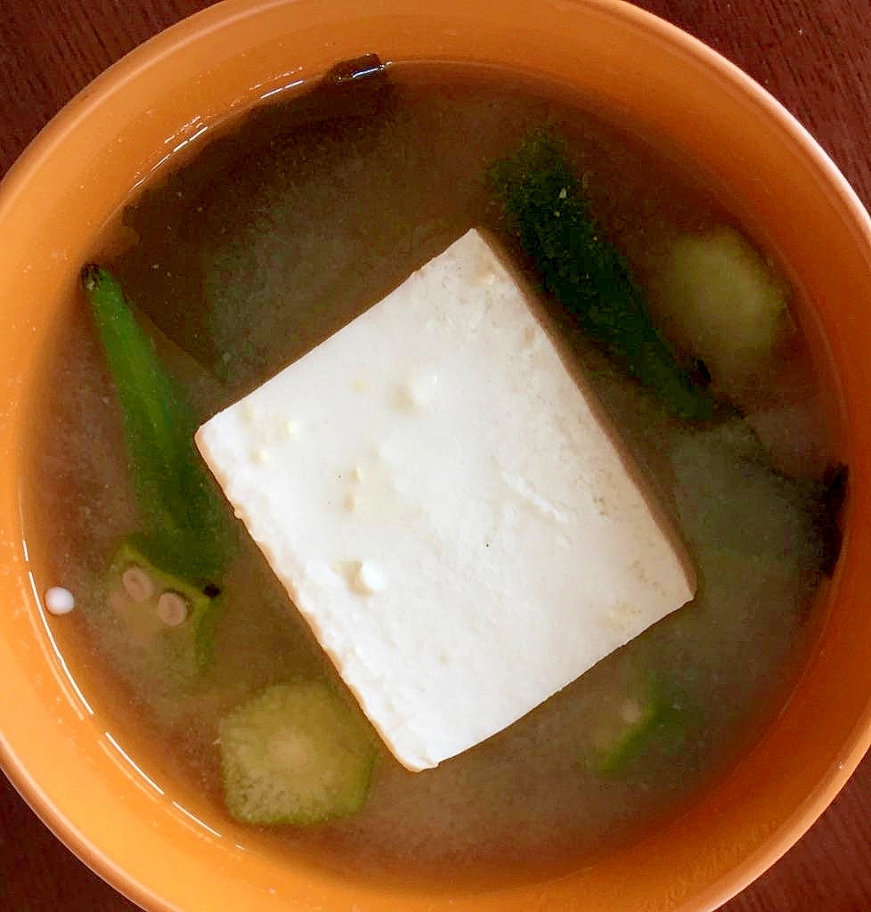 オクラと豆腐とわかめのお味噌汁