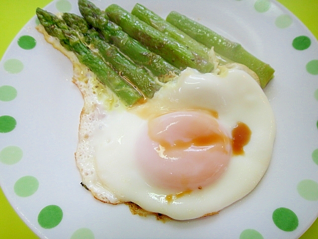 緑色の水玉の皿に盛られた冷凍アスパラソテー添え目玉焼き