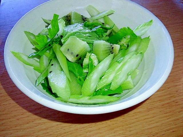 セロリとキウイのグリーンサラダ