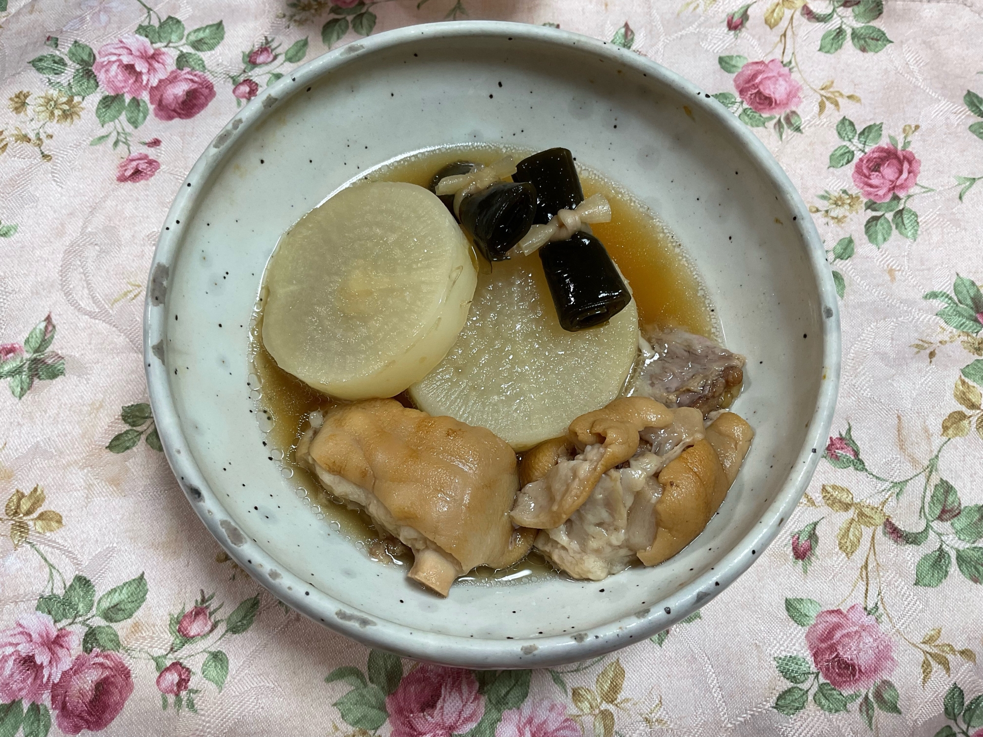 圧力鍋で、テビチと大根のおでん