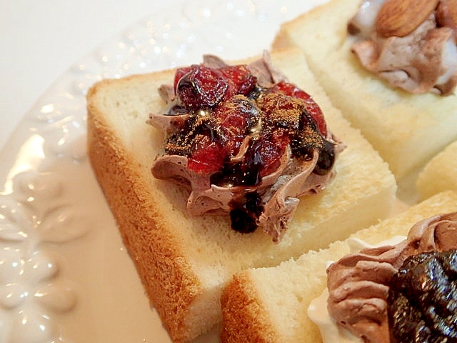 チョコホイップとドライクランベリーのミニ食パン