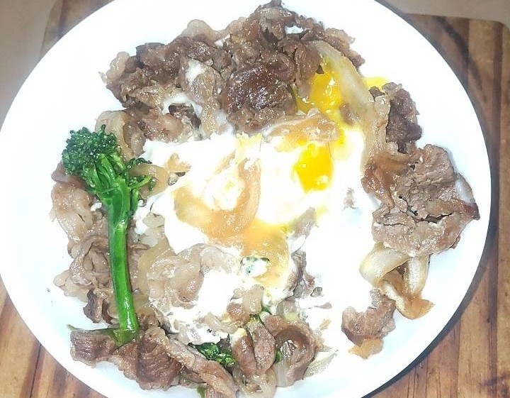 卵入り牛丼(ブロッコリー添え)