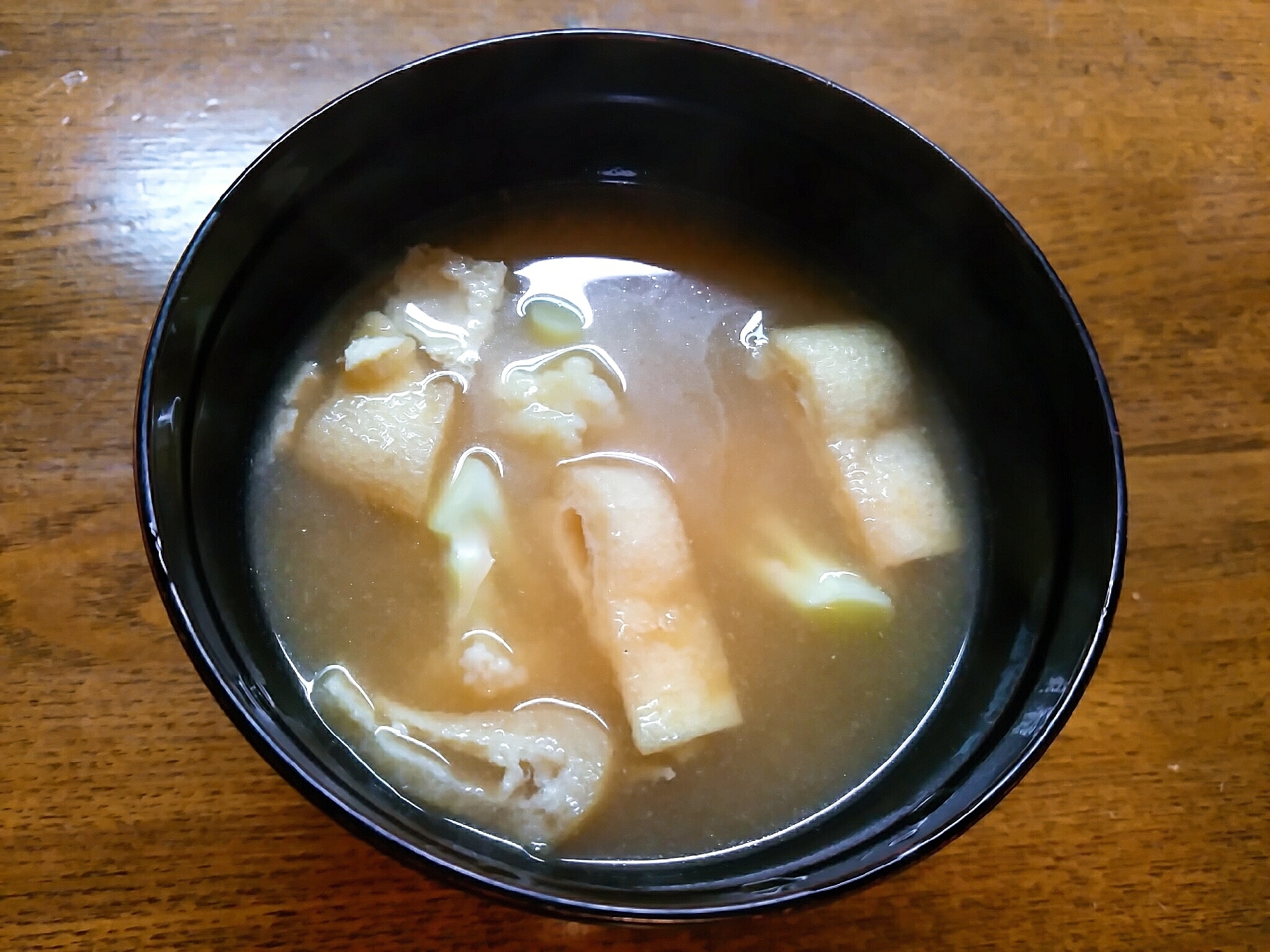 カリフラワーと油揚げの濃い味噌汁