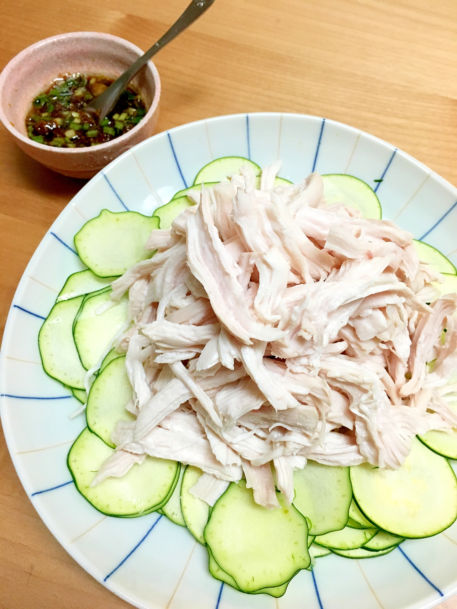 さっぱり香味だれで 鶏胸肉とズッキーニの棒棒鶏