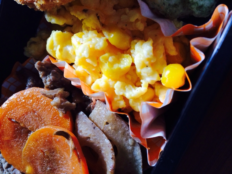 簡単お弁当に!炒り卵とコーンのマヨネーズ和え