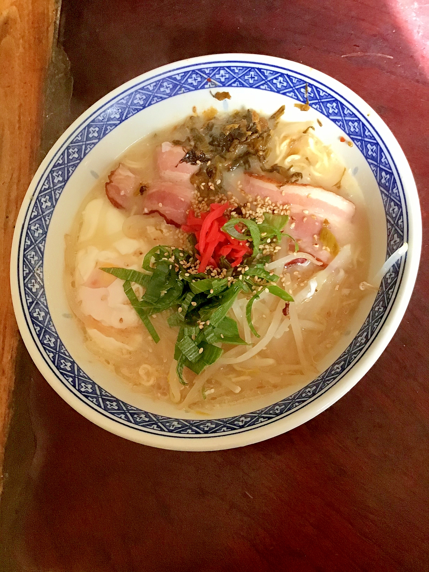 ベーコンと九条ねぎとタマゴと辛子高菜の豚骨ラーメン