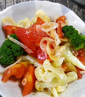 玉ねぎトマト花蕾野菜のカレーサラダ