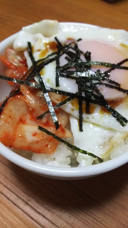 キムチと目玉焼きのご飯