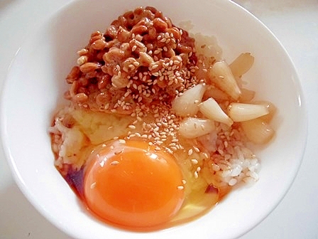 納豆とラッキョウ漬けと白ごまの　卵かけご飯