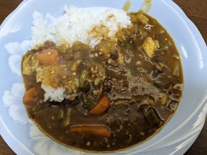 冷蔵庫にあったまいたけと人参も追加。ルーはジャワカレー辛口です。トマトとオクラが美味しくて、本格カレーという感じです。絶対また作ります!!