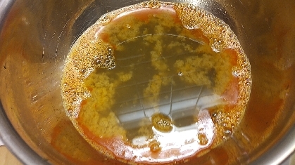 いつも捨ててた伊勢エビの殻でめちゃ美味しいスープ作れて驚きです！ありがとうございます！
ちなみに、何時間くらい煮込んでいますか？