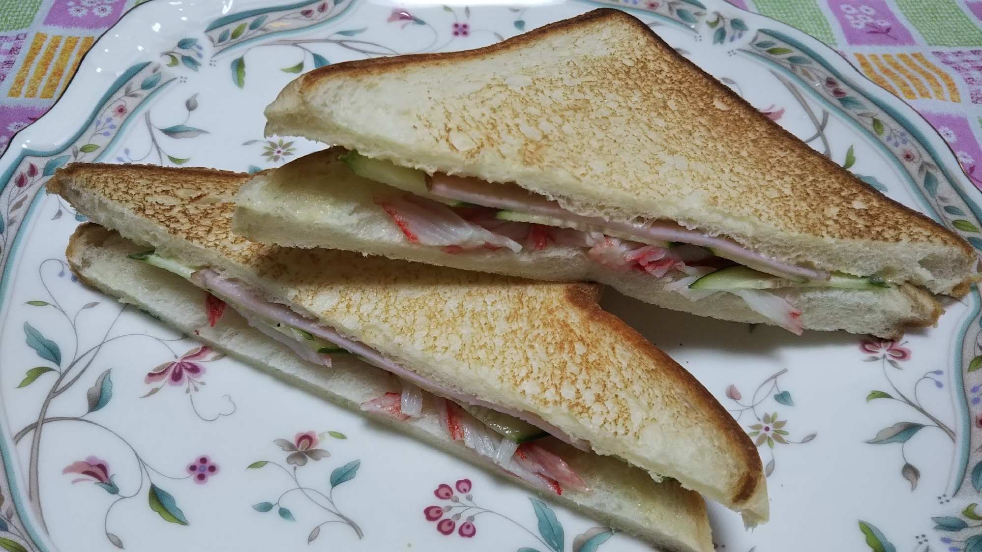 ハムときゅうりとカニかまのホットサンド☆