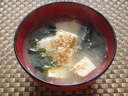豆腐とわかめとすりごまの味噌汁