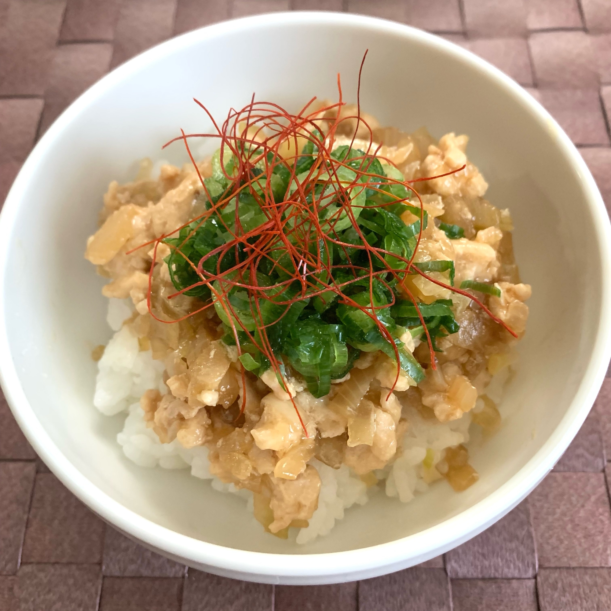 【簡単】ひき肉と玉ねぎのピリ辛丼