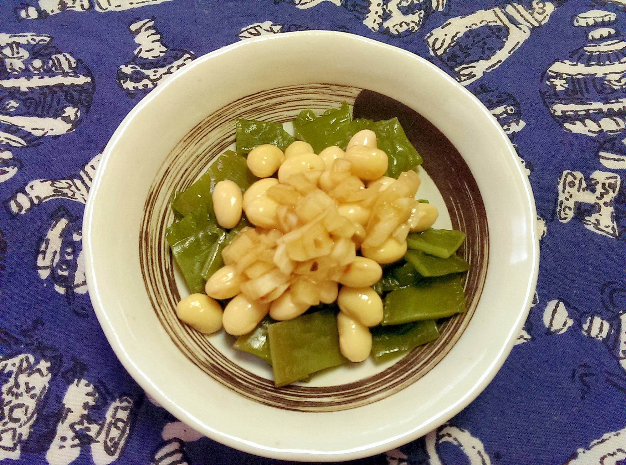 茎わかめと水煮大豆のオニオンサラダ