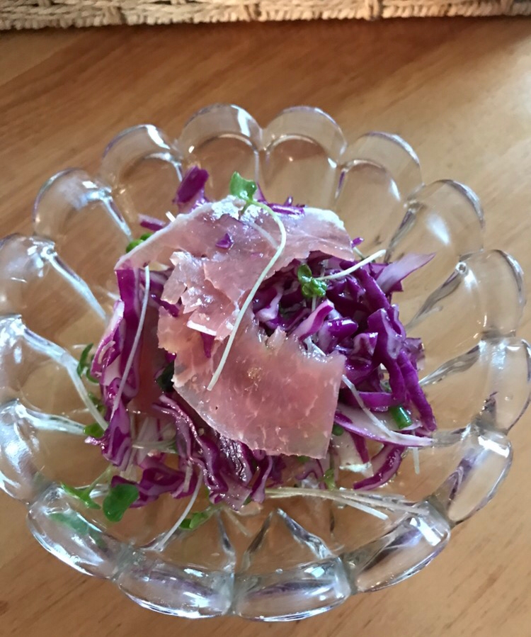 紫キャベツと生ハム、ブロッコリースプラウトのサラダ