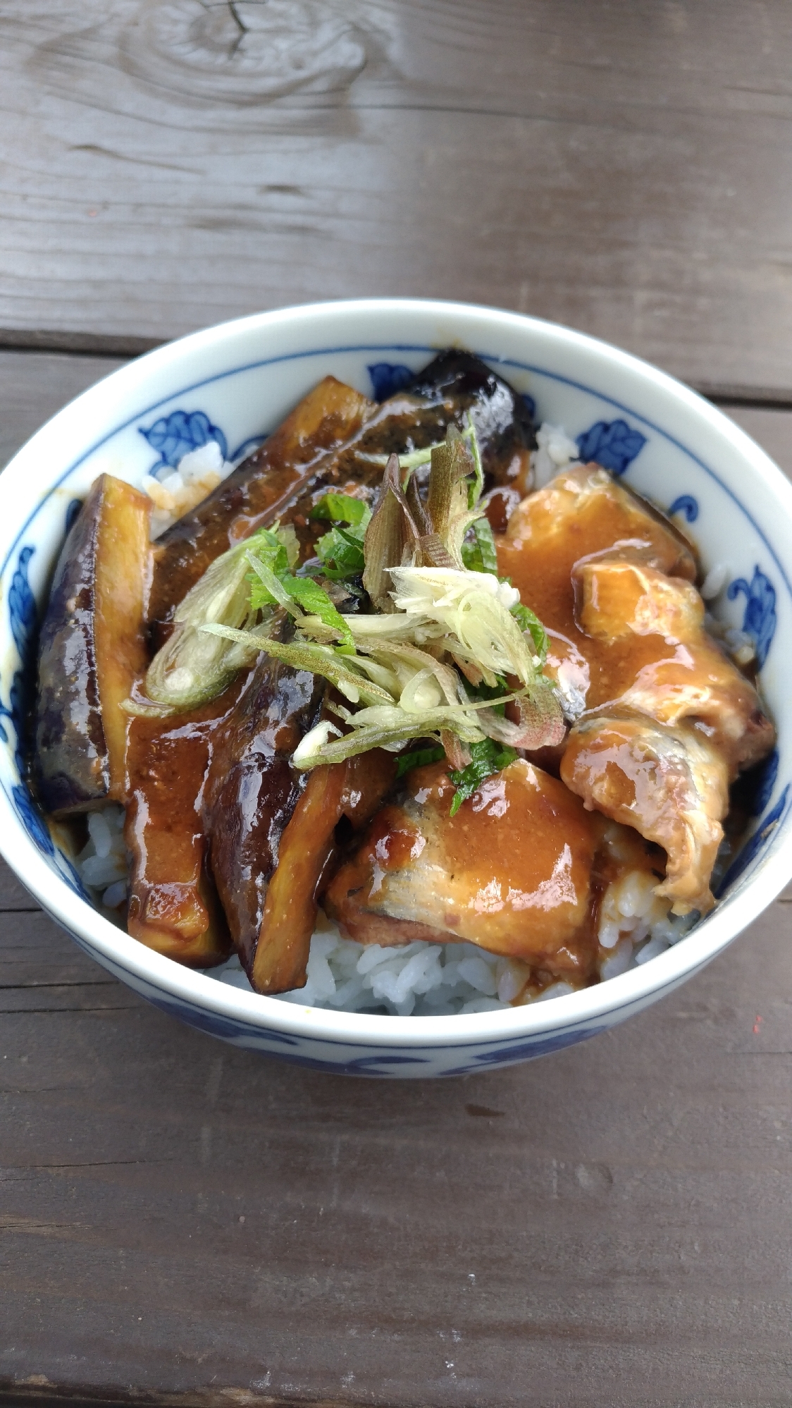 いわしの味噌煮缶詰と味噌だれ茄子丼