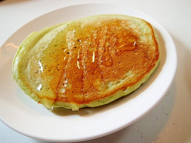 蜂蜜かけて　青汁ホットケーキ