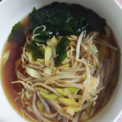 たっぷりもやしのネギわかめラーメン