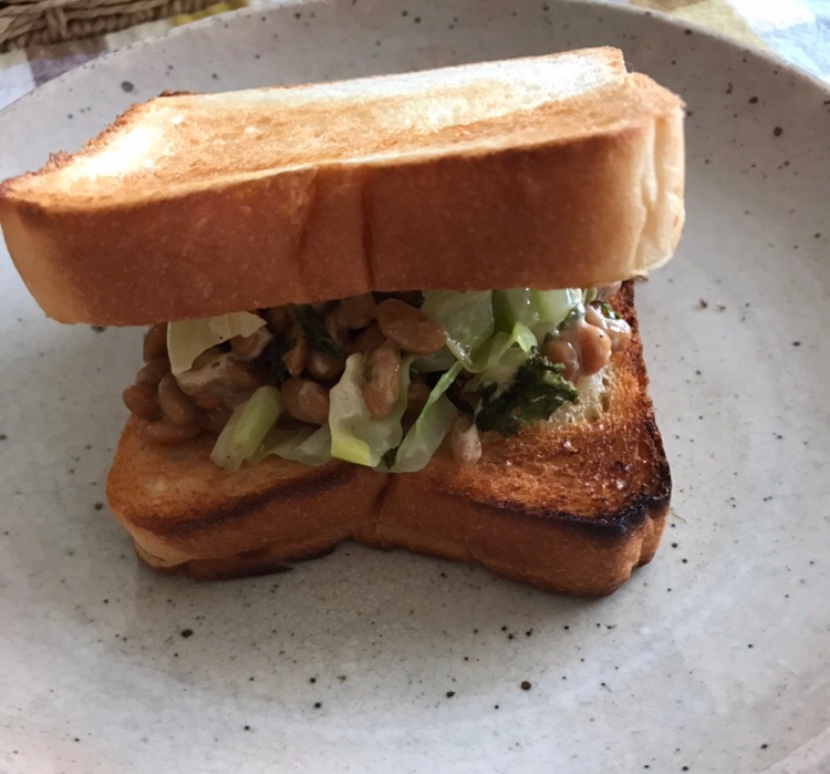 春キャベツと焼きばら海苔のマヨ納豆和えサンド