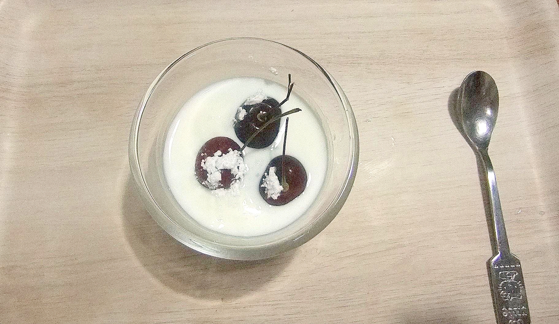 チェリーと粉砂糖でおやつヨーグルト