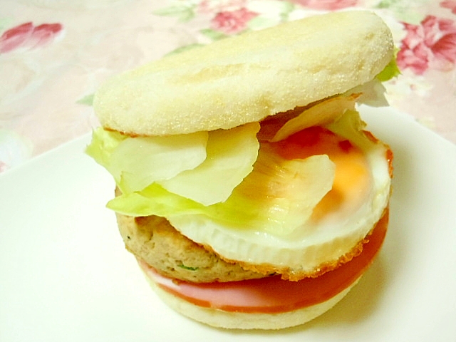 ❤目玉焼きとハンバーグとハムレタスのマフィンサンド