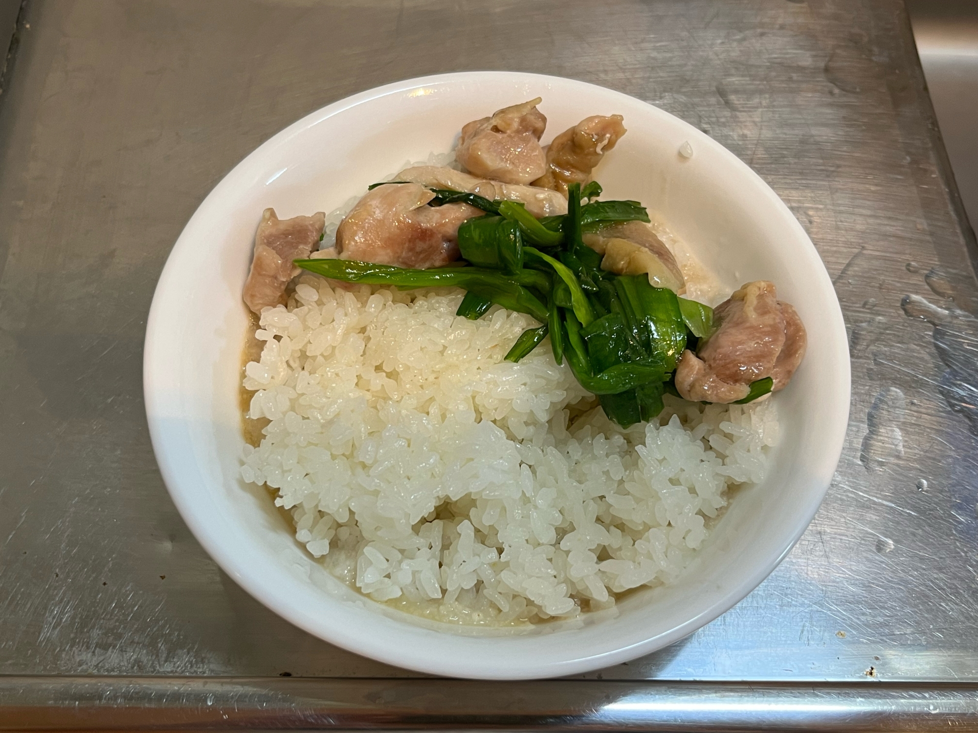 鶏もも肉とニラ炒めととろろ丼