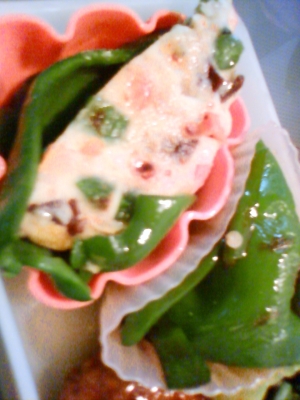 市販のハンバーグで、ピーマンの肉詰め風！