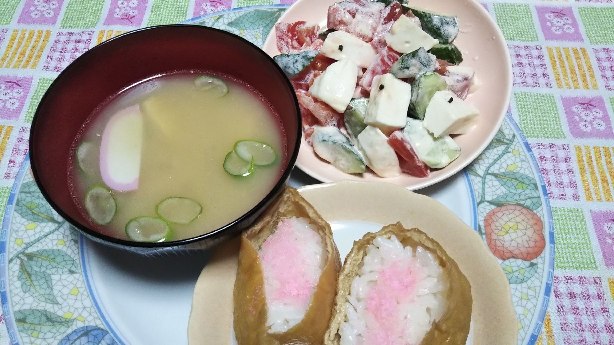 でんぶ稲荷と野菜チーズサラダと蒲鉾味噌汁のランチ☆