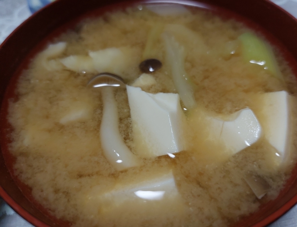 しめじと豆腐と長ねぎの味噌汁